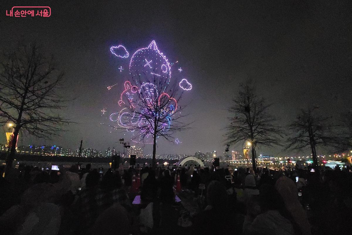 캐릭터와 하트가 어우러진 드론 퍼포먼스가 이어졌다. &copy;조연