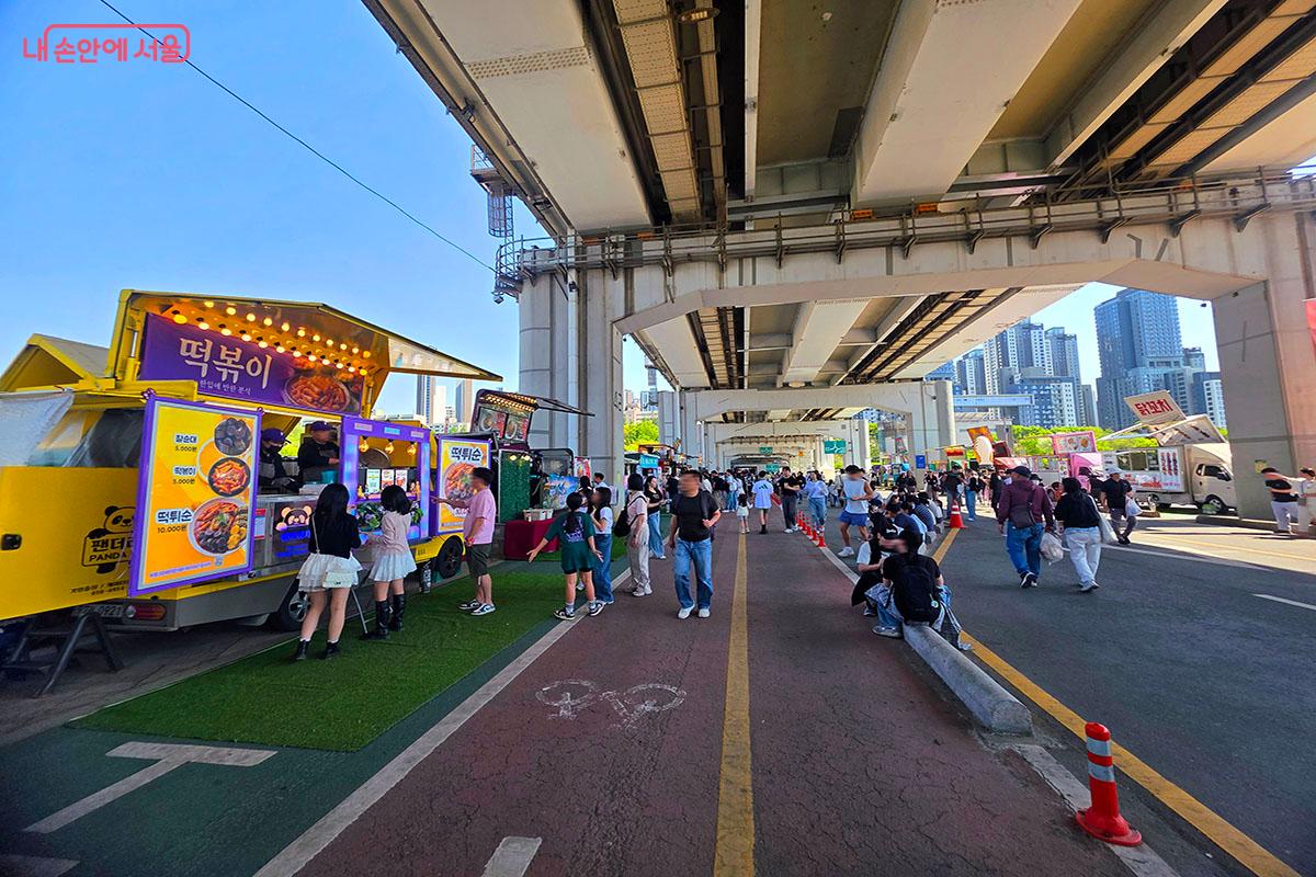 금강산도 식후경! 세계 맛집 다 모인 &lsquo;달빛식당&rsquo; &copy;이정민