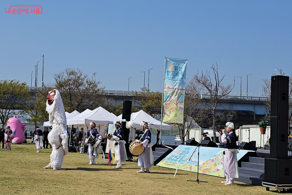 개막 공연으로 해군 홍보대가 풍물놀이와 탈놀이를 선보였다. ©박진영