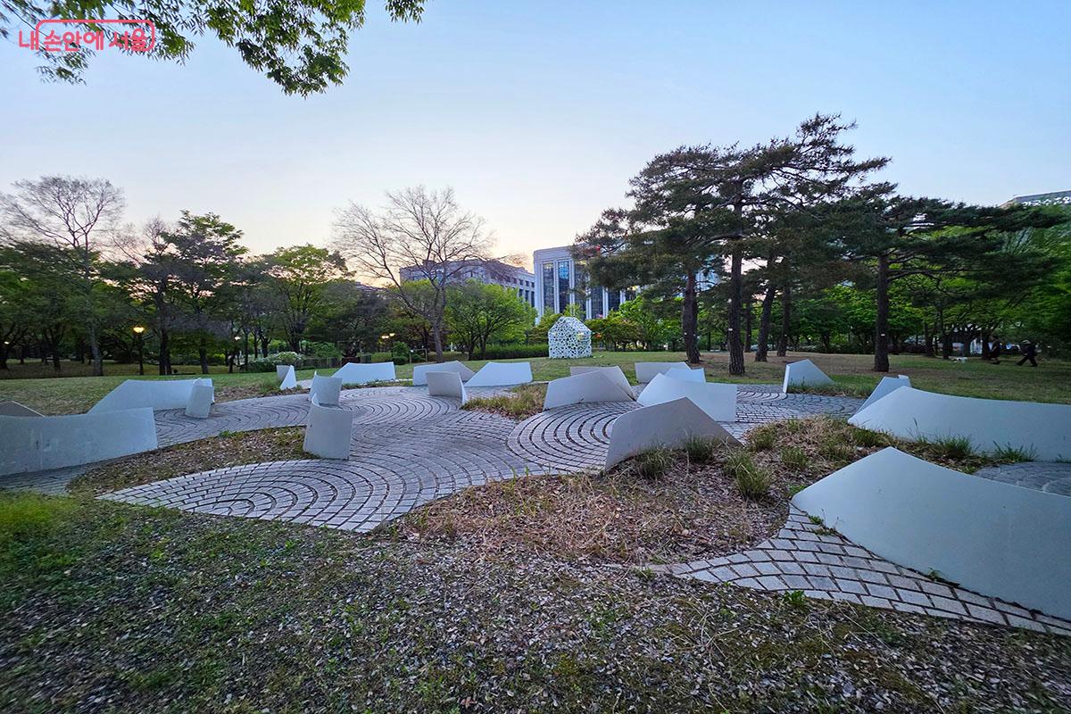 물결처럼 솟아오른 듯한 하얀색 곡선 구조물이 특징인 '개인 피크닉' 존치정원 &copy;이정민