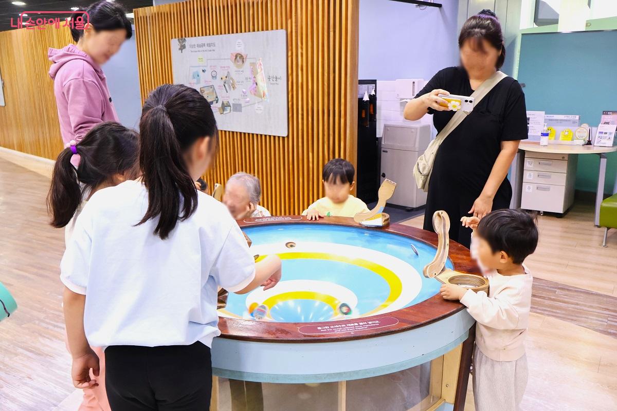 어린이들이 원형 교구로 오감을 자극하며 놀이에 몰입하고 있다. &copy;김대진
