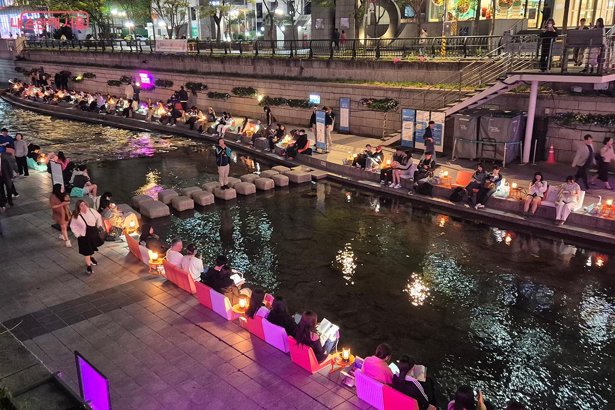 졸졸 흐르는 물소리를 배경으로 조성된 &lsquo;물결서가&rsquo;는 그 자체로 하나의 예술 작품 같다.