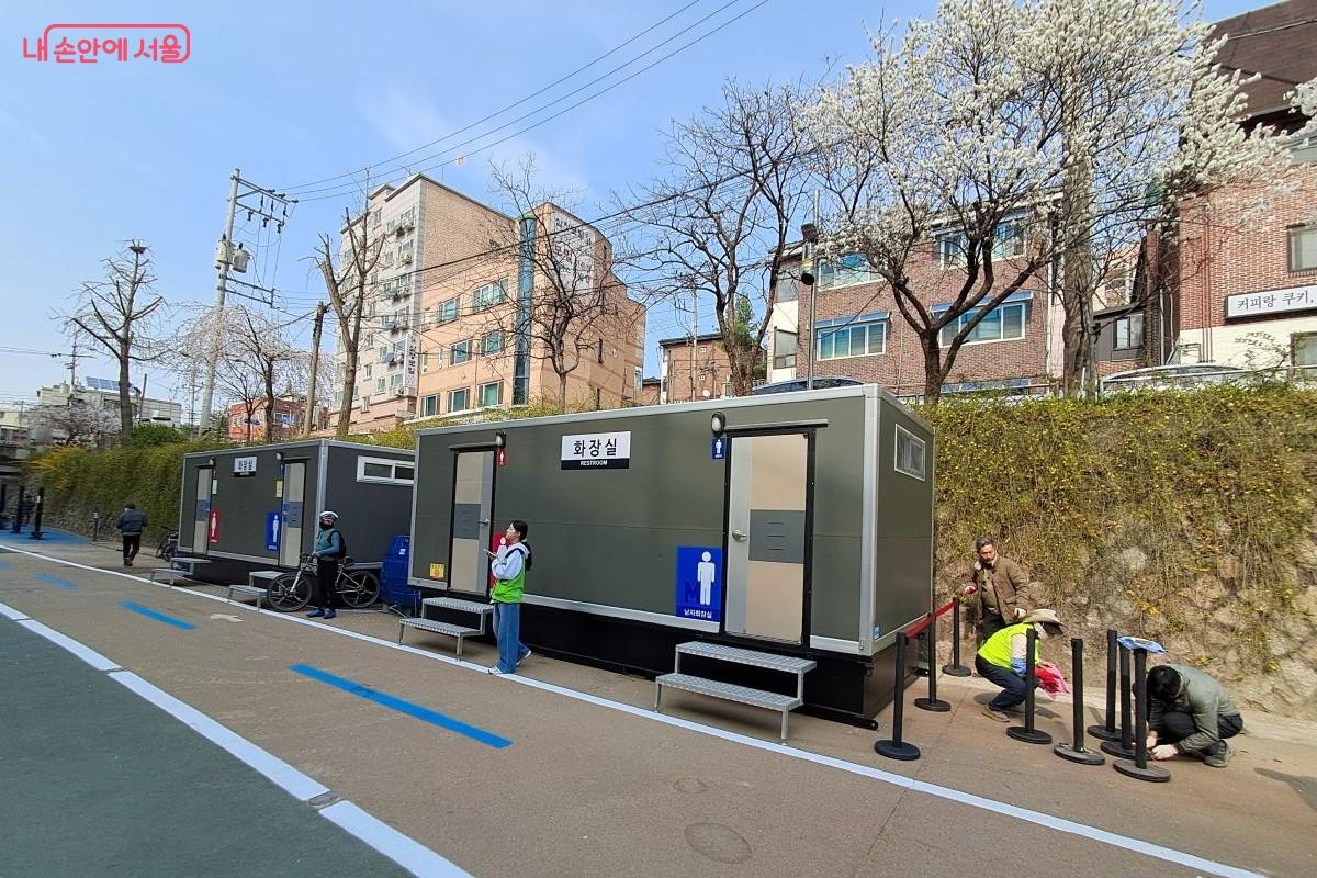 방문객들이 불편함을 겪지 않도록 이동 동선에 맞춰 깔끔하게 마련된 임시 화장실 ©장형진