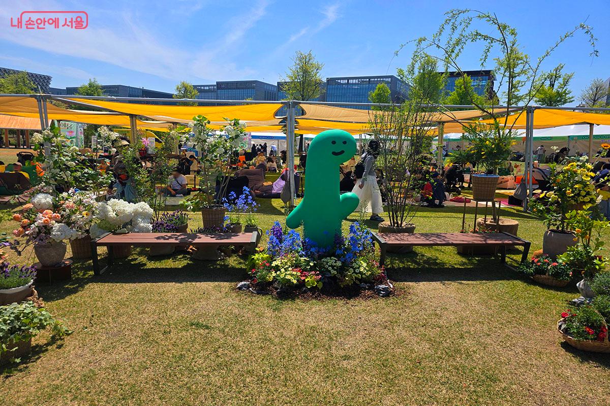 봄꽃들과 함께 화사한 조구만 포토존.ⓒ양순남