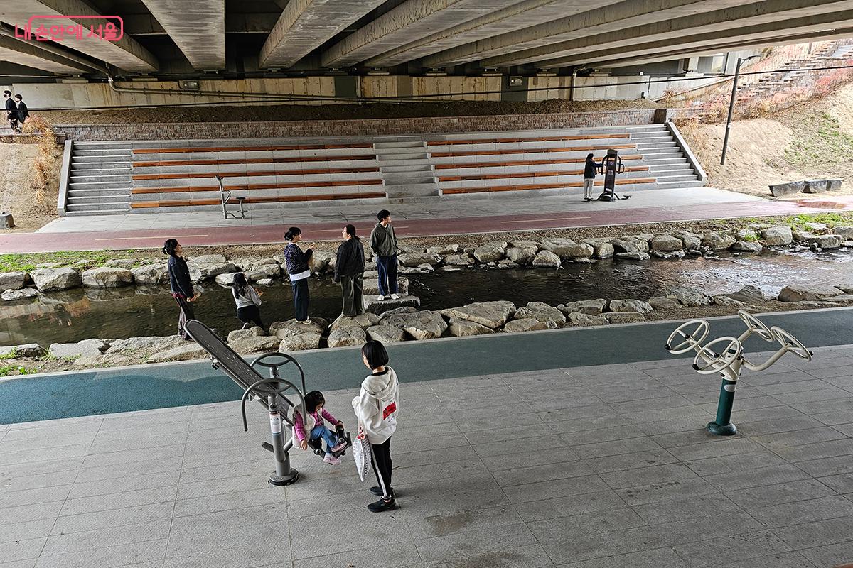 각종 운동 기구들이 설치되어 간단한 운동도 즐길 수 있다. ©백승훈
