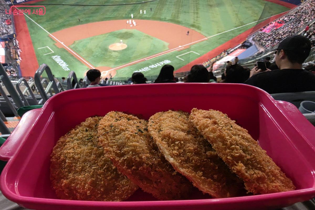 다회용기에 담긴 만두 고로케 &copy;심재혁