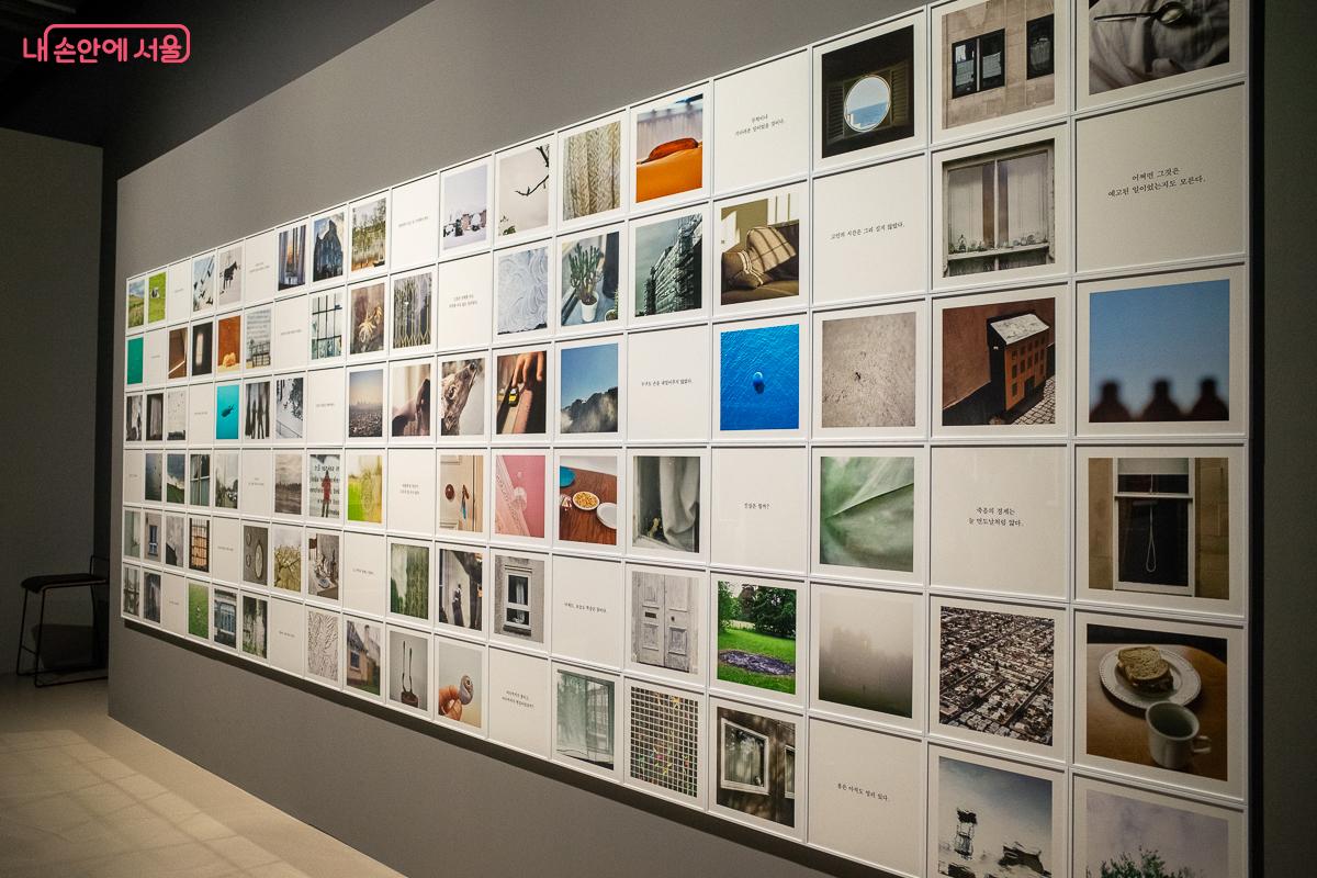일상의 파편과 짧은 문장들이 교차하는 대형 그리드 사진 벽면 &copy;이란