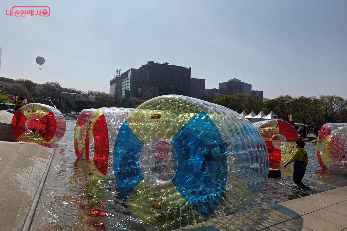 아이들에게 인기가 많았던 워터볼 굴리기 체험 &copy;김미선