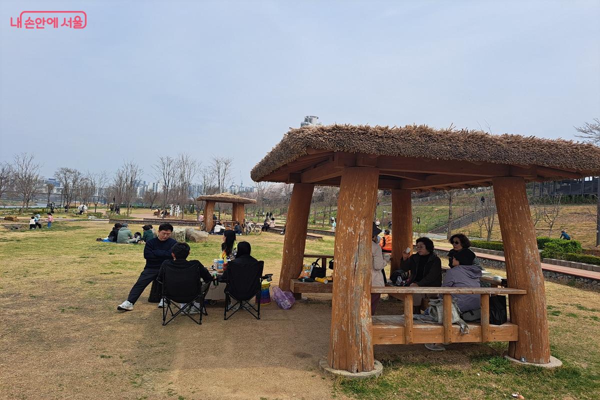 시민들이 휴식을 취할 수 있도록 안양천변에 설치된 정자 &copy;홍지영