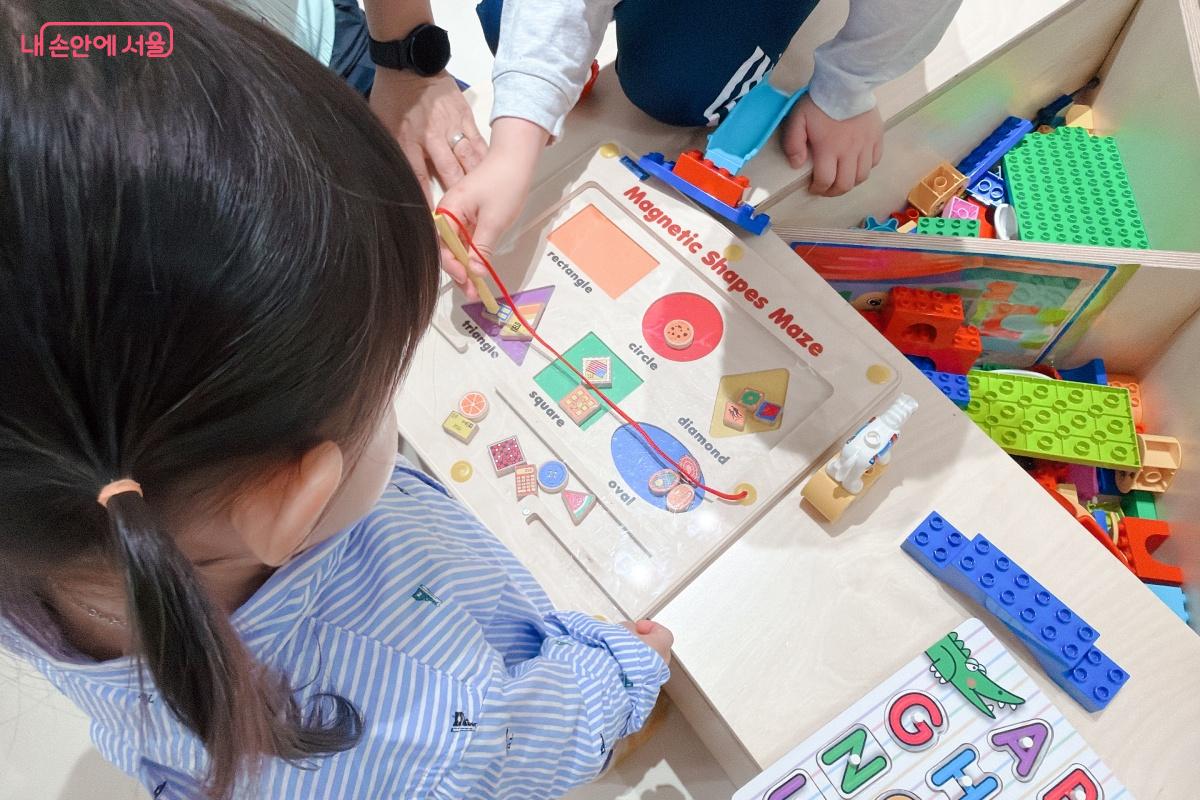 2시간이 짧게 느껴질 만큼 다양한 놀잇감이 마련되어 있다. &copy;노윤지