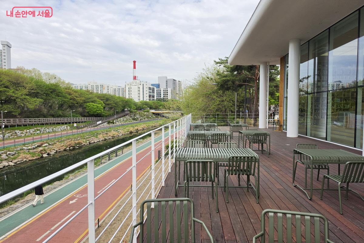 테라스와 우이천 &copy;조송연