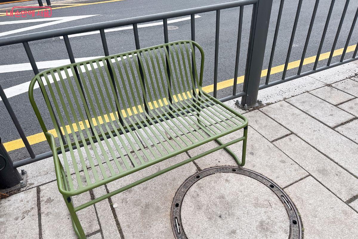 입구에는 어르신들이 쉴 수 있는 벤치가 마련돼 있다. &copy;김재형