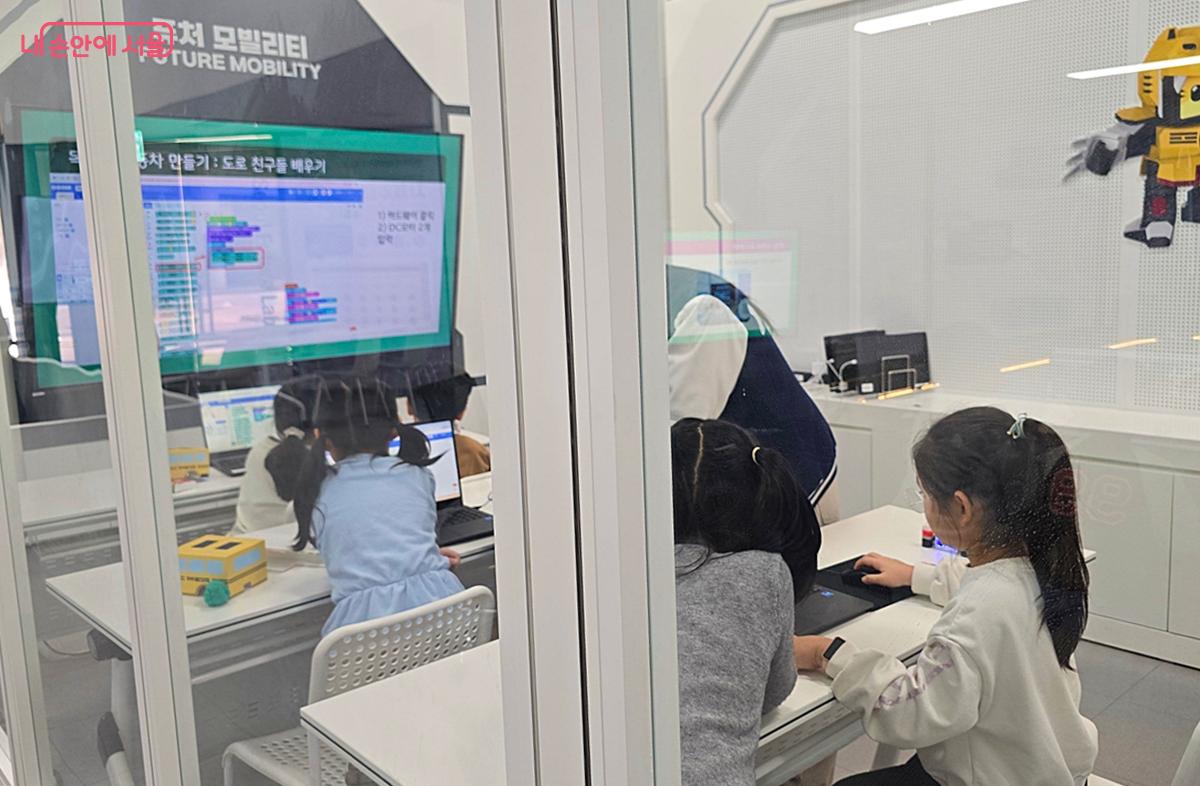 '퓨처 모빌리티'에서 자율주행 로봇 주행을 체험 중이다. &copy;조성희
