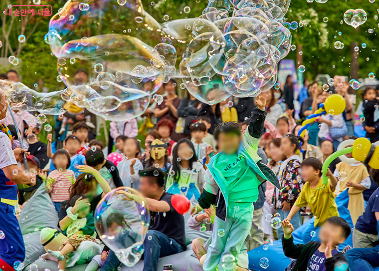 한강별빛소극장에서는 동요 &lsquo;산중호걸 호랑님&rsquo;에 상상력을 더한 공연이 펼쳐진다. 