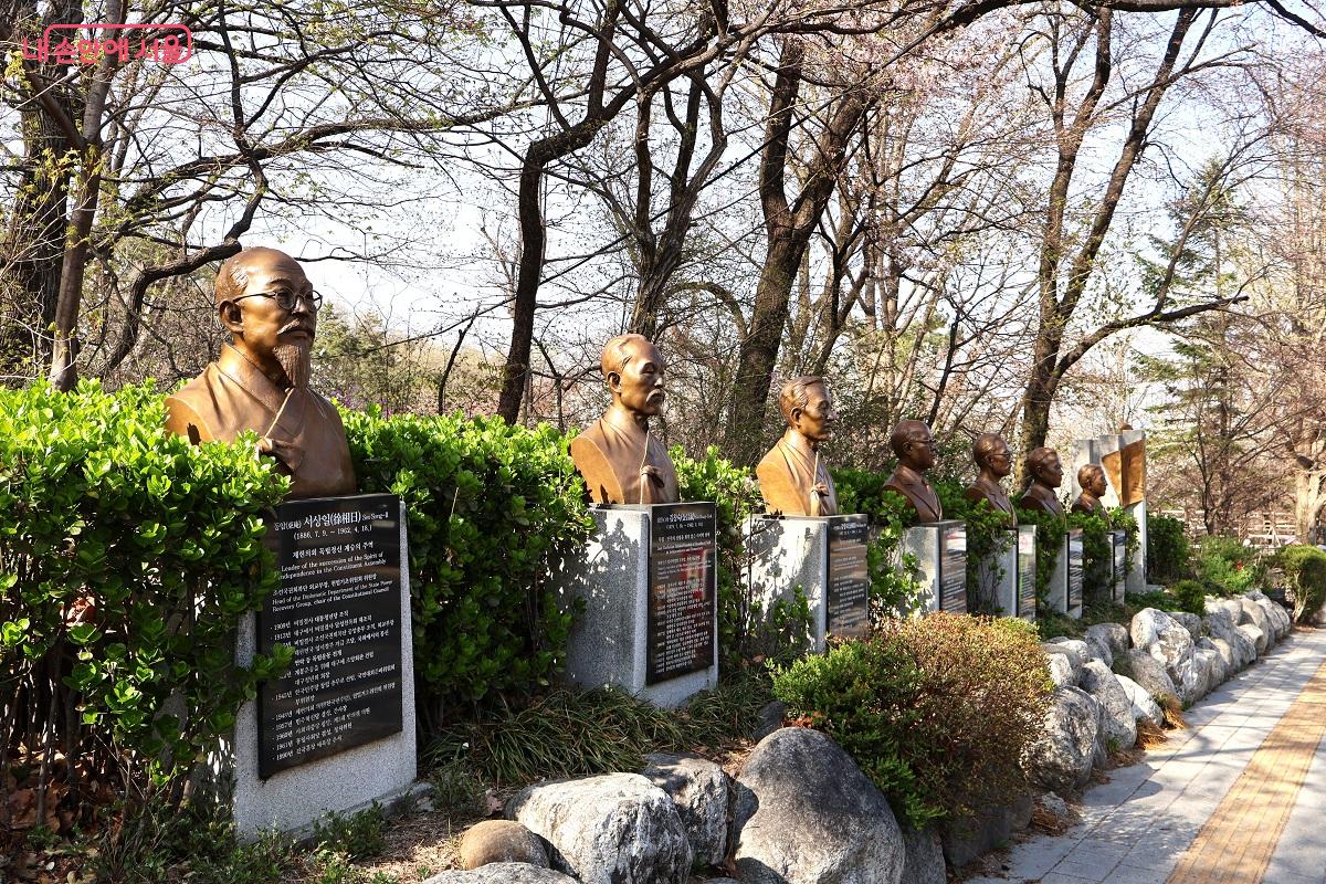 기념관 산책로를 따라 세워진 민주 선구자들의 흉상들 &copy;김대진