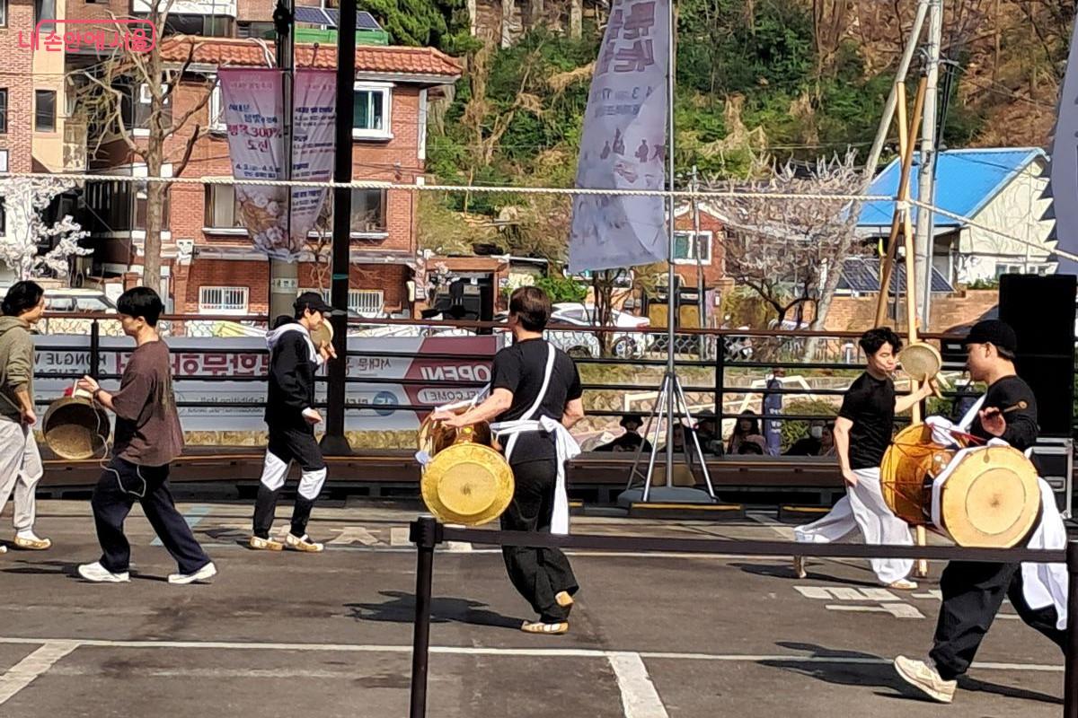 덩더쿵! 어깨춤이 절로 나는 봄날의 신명 나는 잔치 현장 ©장형진