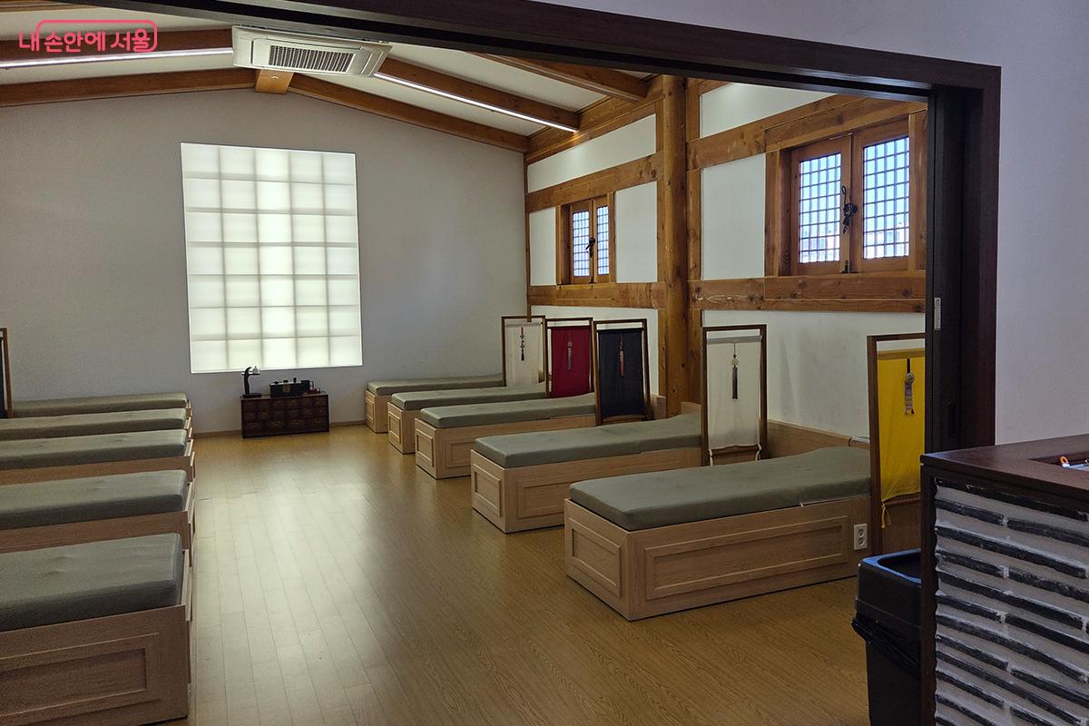 온열 안대와 기계식 온열 전신 마사지 체험이 가능한 공간 &copy;이다현