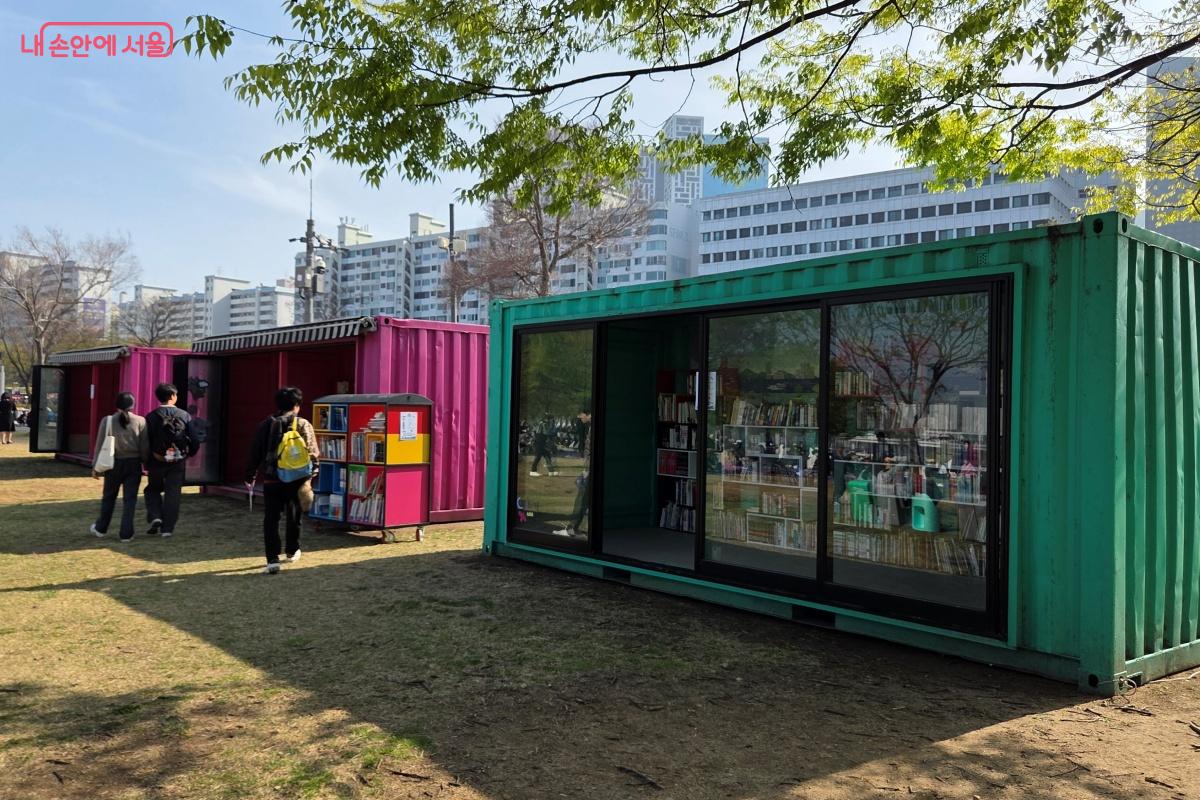 여의도 한강공원에 그림책, 일반 도서 등이 비치됐다. &copy;김미선
