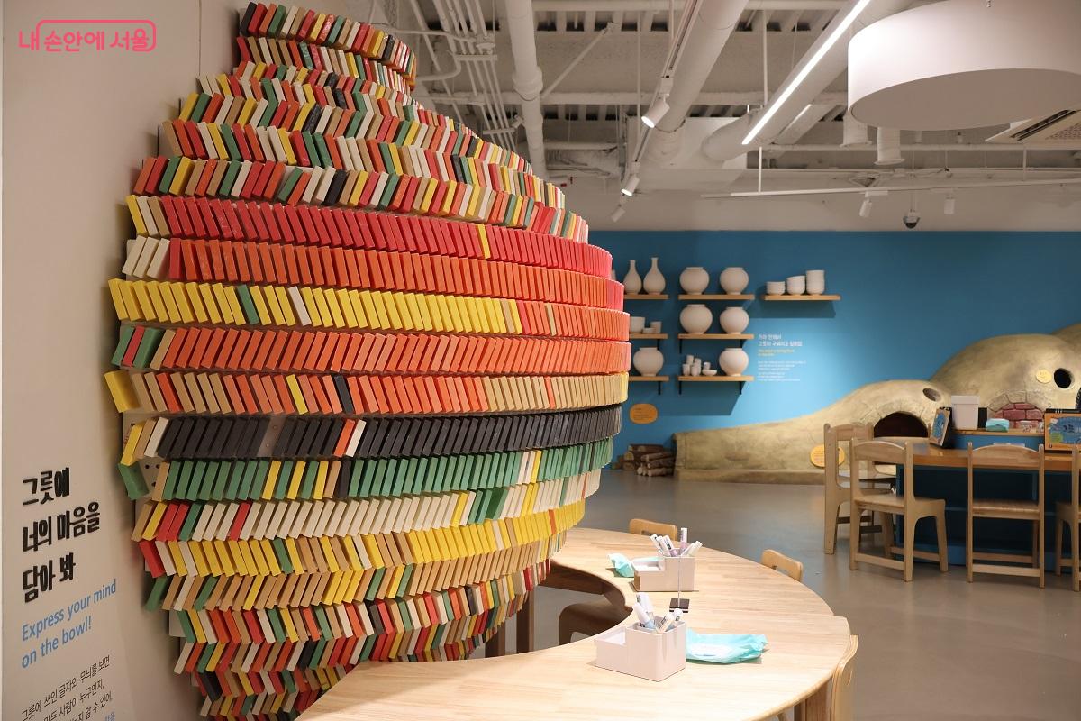 '그릇에 마음을 담아봐' 테마의 대형 도자기 조형물이 상상력을 자극한다. &copy;김대진 