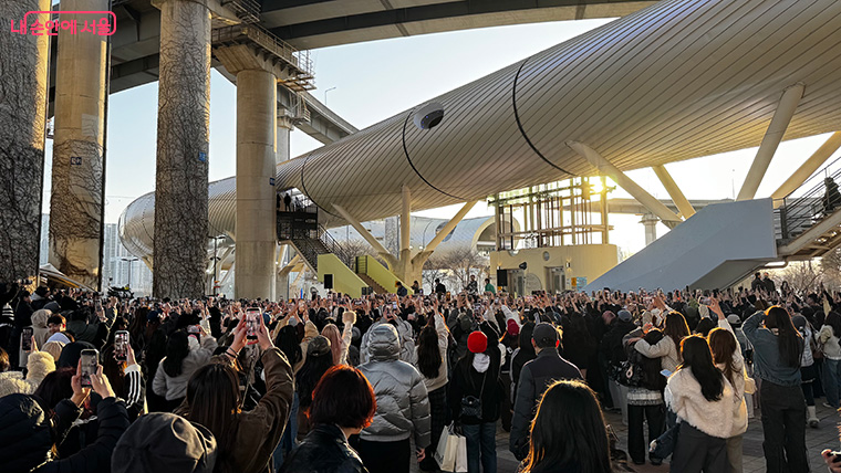 뚝섬한강공원의 자벌레 복합문화공간 모습. 외부에서 버스킹이 진행된다.