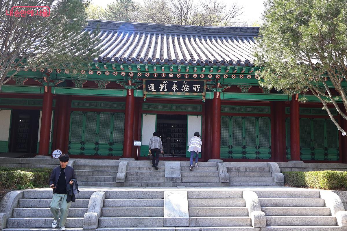 사월학생혁명기념탑 뒤편에 자리한 유영봉안소 &copy;김대진