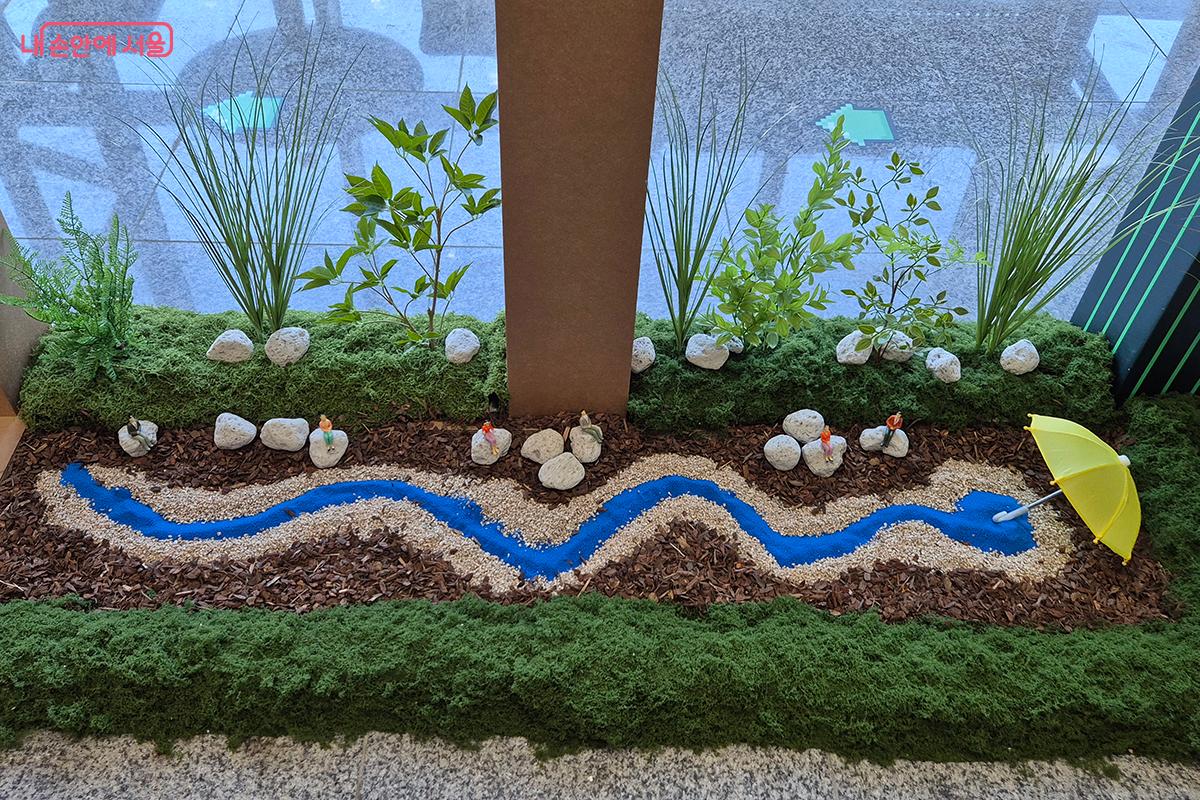 비가 내리면 빗물과 함께 하천으로 유입되어 수질 오염을 유발하는 &lsquo;비점오염원&rsquo;의 형성과정을 보여주는 모형 &copy;정향선