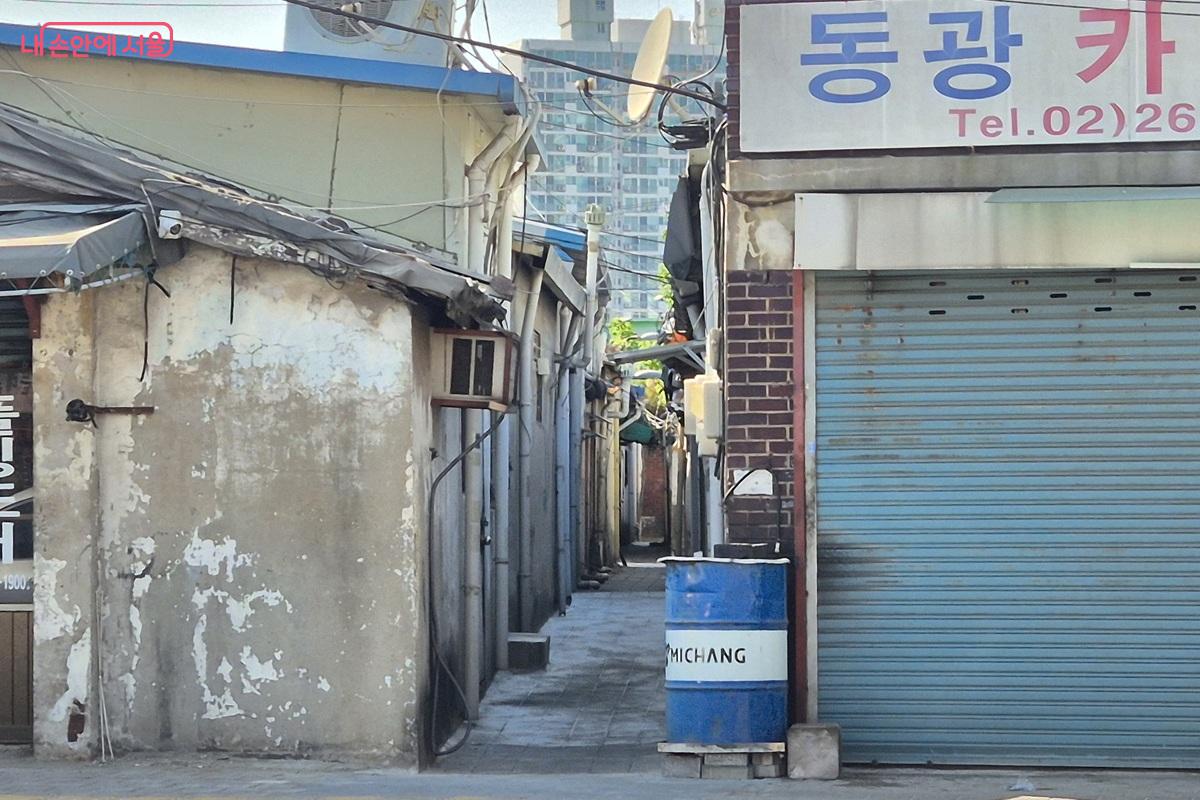 쭉 늘어선 '영단주택' 사이로 좁은 골목길이 길게 이어져 있다. &copy;마가은