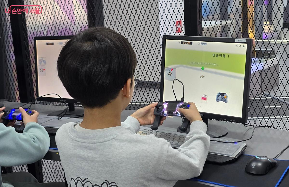 드론 시뮬레이션 프로그램을 통해 연습비행 중이다. &copy;조성희