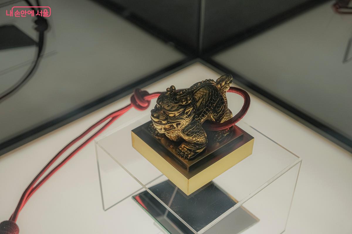 돈덕전에서는 대한제국의 옥새를 볼 수 있다. &copy;김지연