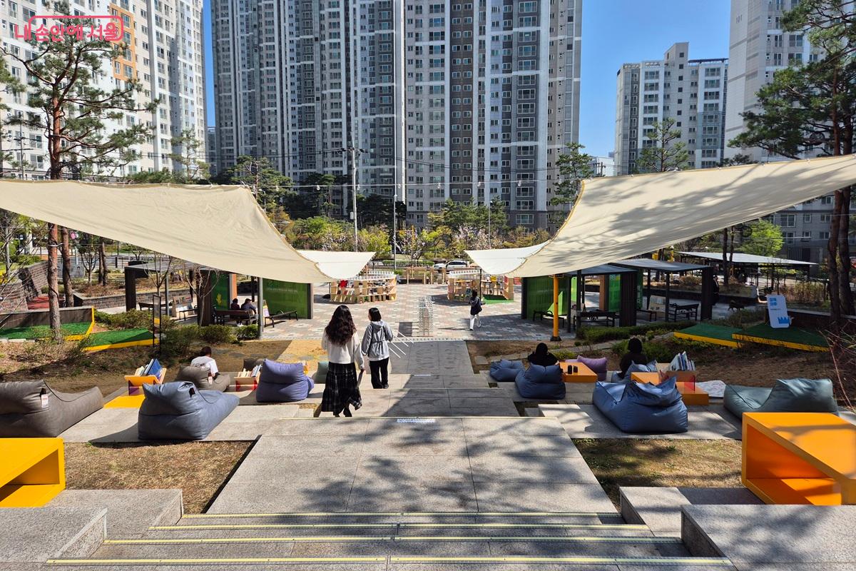편안한 좌석과 따스한 자연광, 잔잔한 분위기의 ‘함께 책멍 ZONE’ ©마가은