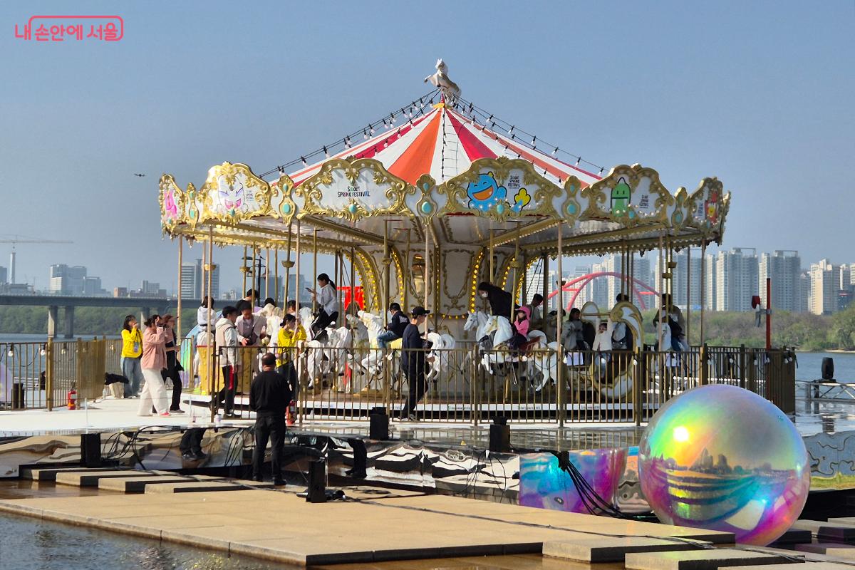 온가족이 한강 회전 목마를 타며 다 함께 동심의 세계에 빠져든다. ©이혜숙