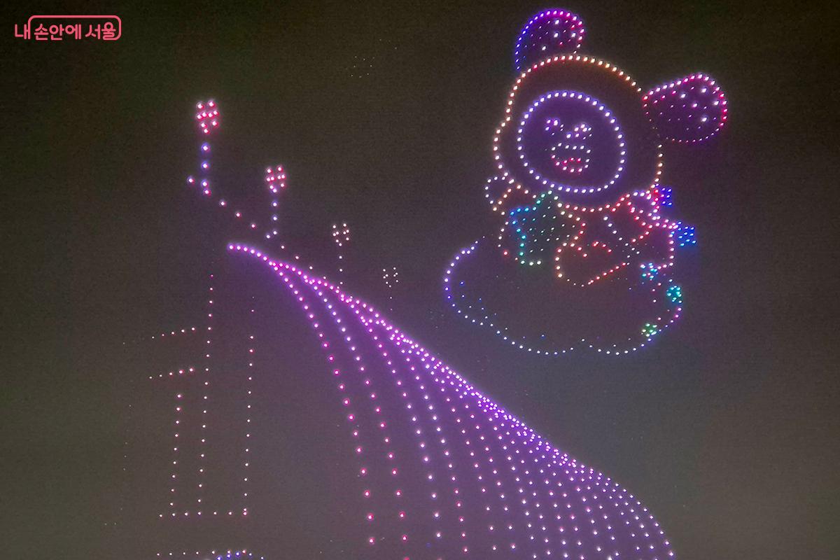 드론으로 완성된 다리의 빛줄기와 캐릭터 연출이 시민들의 시선을 사로잡았다. &copy;이혜숙