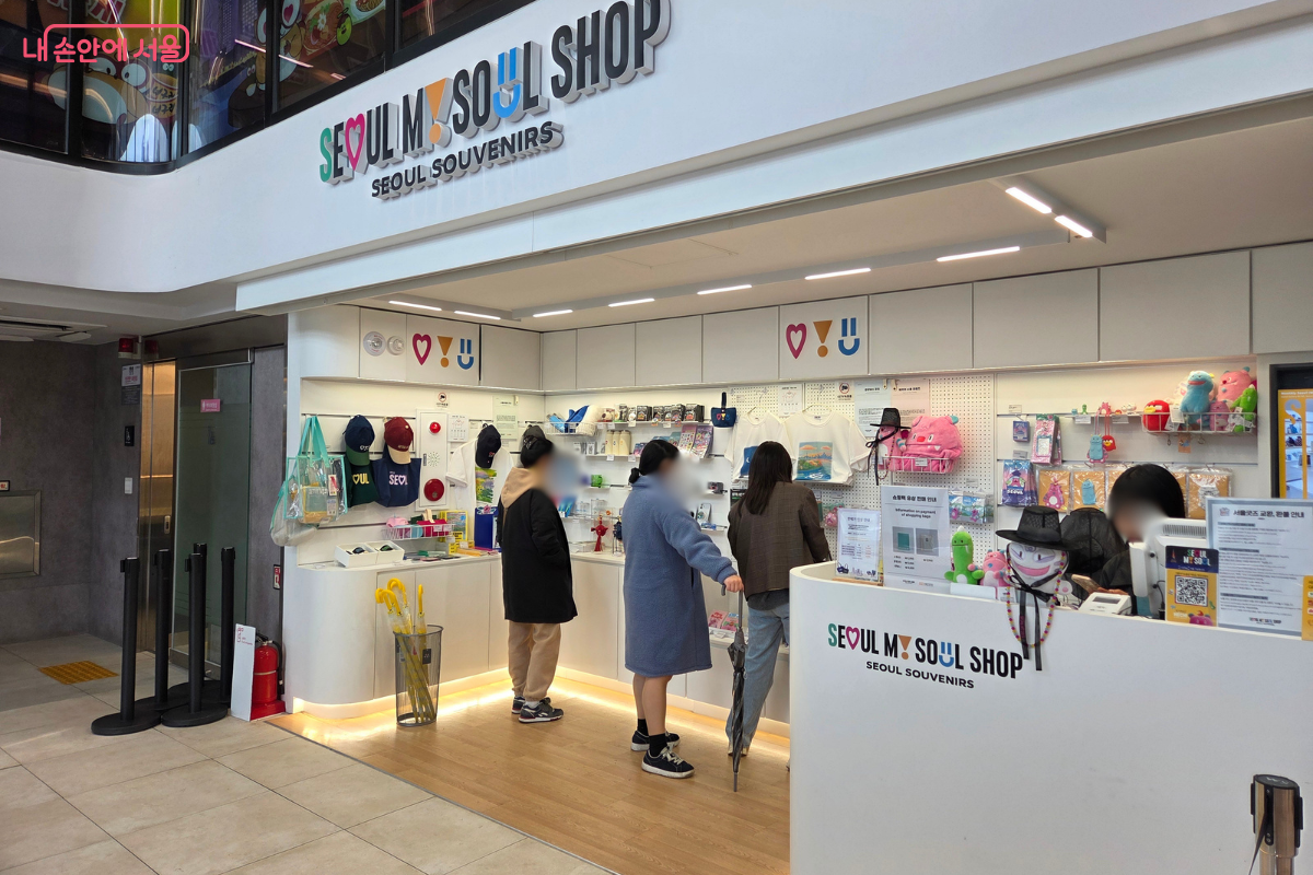 여의도 한강버스 선착장 내부에 있는 서울굿즈 판매점 ⓒ김승아