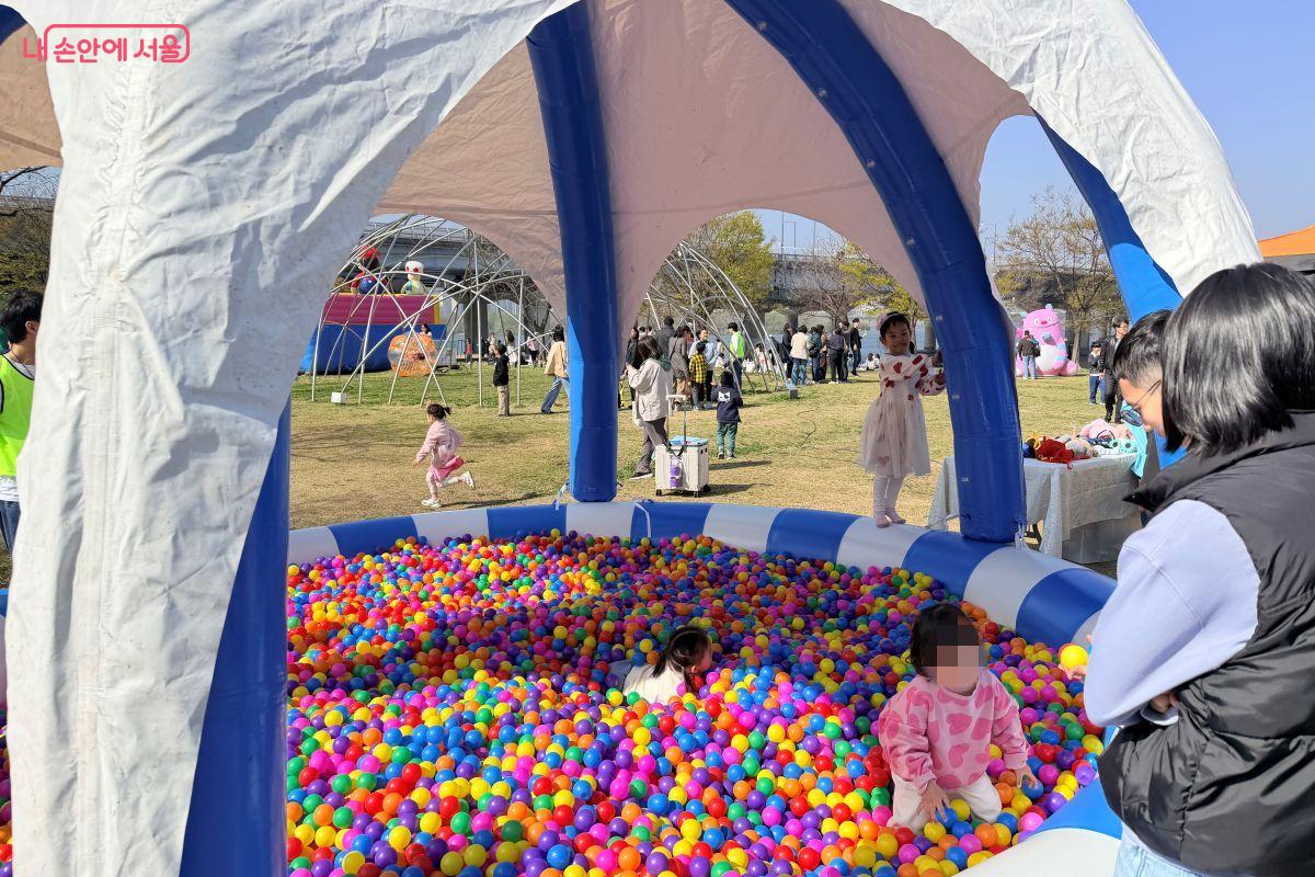 어린 아이들도 즐길 수 있도록 볼풀장, 에어바운스 등도 마련되어 있다. ⓒ노윤지
