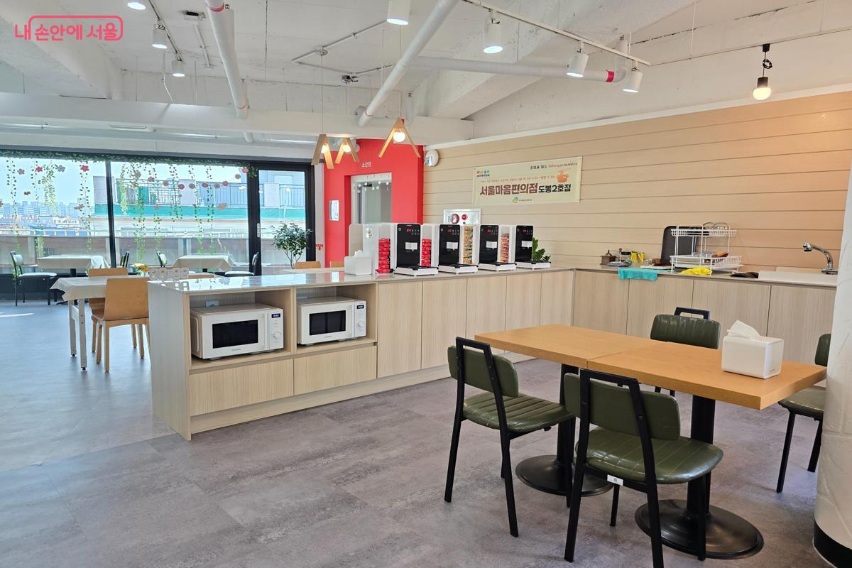 이용자가 부담 없이 식사할 수 있도록 조성한 라면 코너 &copy;강사랑