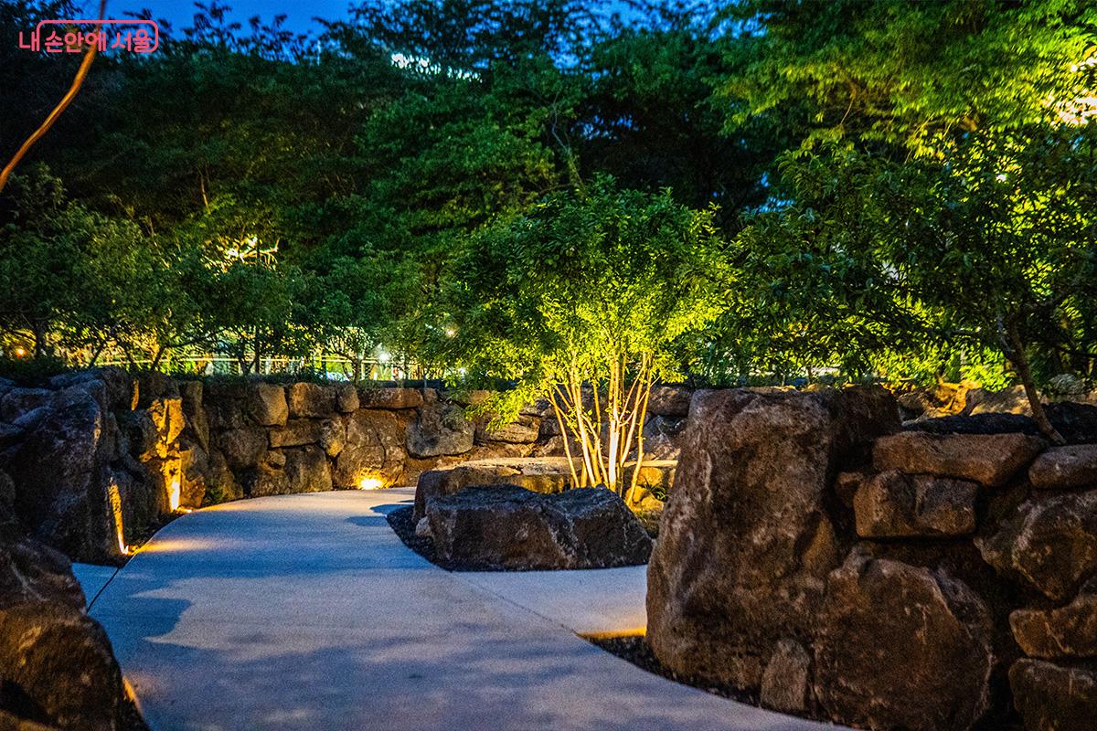 기업정원 대우건설의 &lsquo;돌과 빛의 숲&rsquo; Ⓒ최승훈