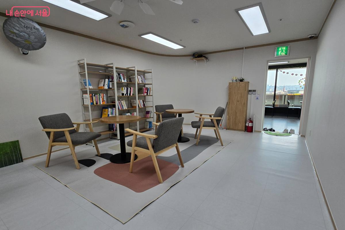 신발을 벗고 앉을 수 있는 온돌 공간 &lsquo;마음충전&rsquo; &copy;강사랑