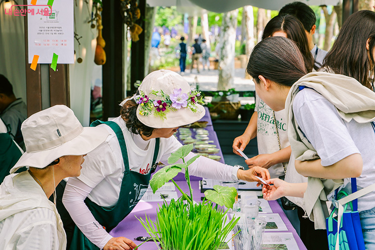 정원의 가치를 깊이 있게 전달하는 해설 프로그램과 시민 참여형 콘텐츠를 운영한다.
