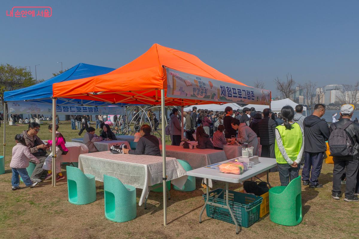 여러가지 만들기에 직접 참여할 수 있는 체험프로그램존