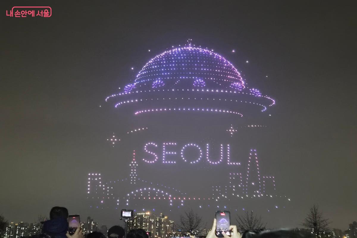 드론들이 일사불란하게 움직이며 다양한 형상을 만들어내는 모습이 인상깊다. ⓒ최현우