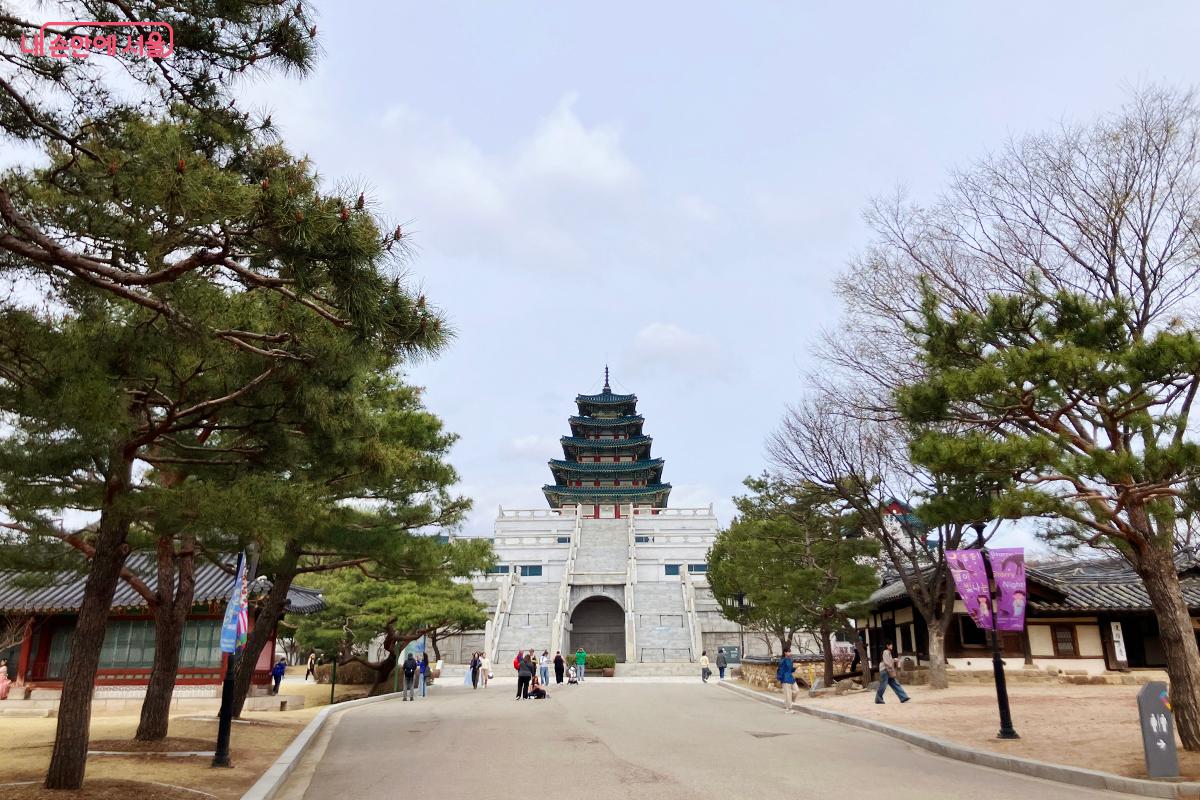 국립민속박물관 본관과 야외 산책로 전경 ©이란