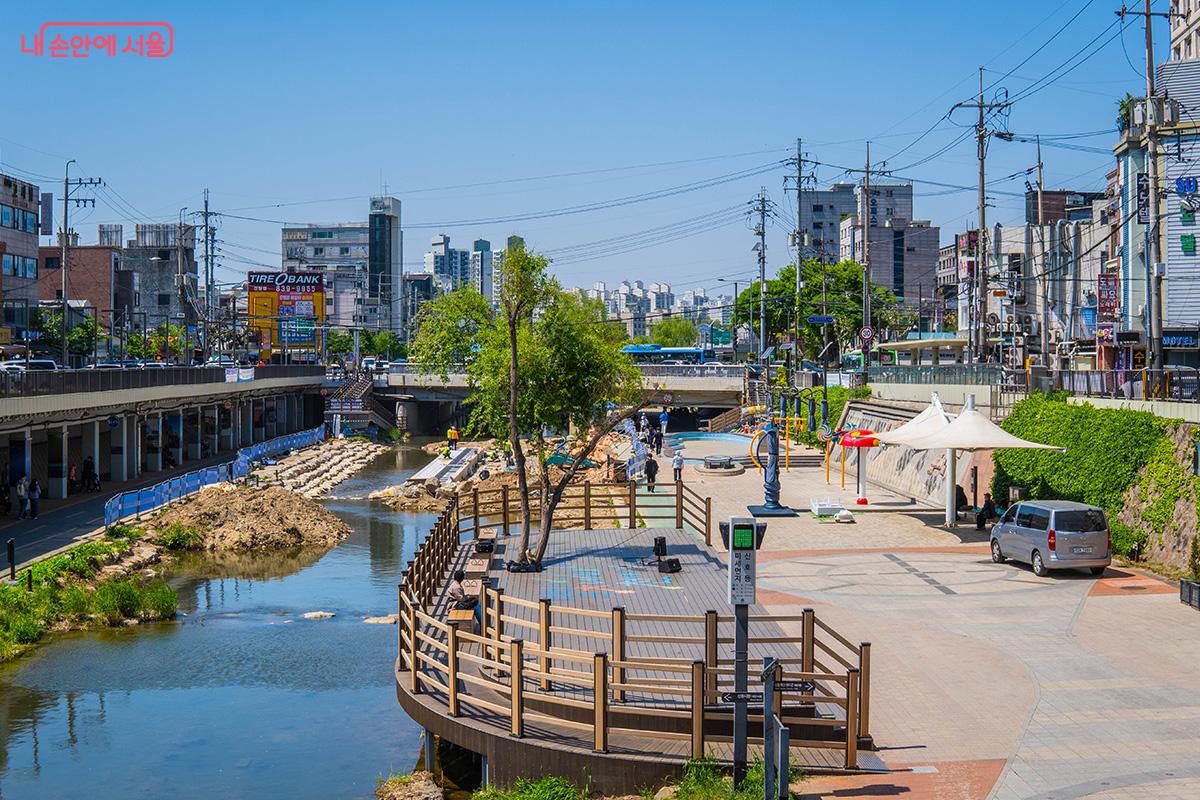 도림천(별빛내린천) 수변 무대와 주변 전경 Ⓒ최승훈