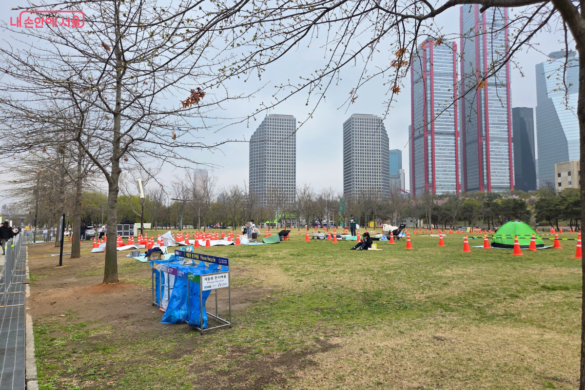 한강공원에서 여유를 즐기고 있는 시민들의 모습 ⓒ김승아