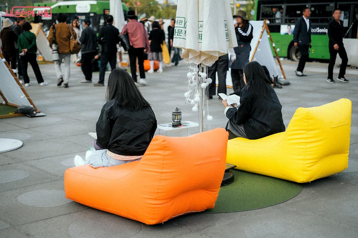 빈백에 앉아 책을 읽는 시민들 &copy;김아름