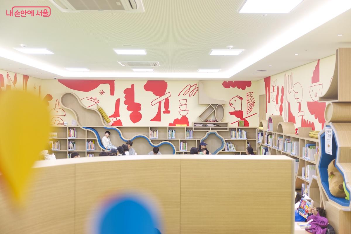 독서와 휴식, 그리고 마치 여행을 즐기러 간다는 재밌는 컨셉의 도서관