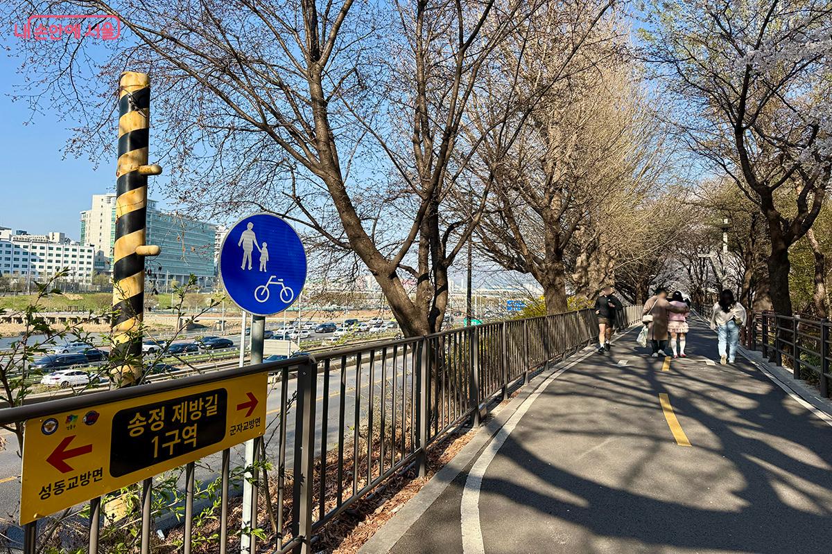 중랑천을 따라 길게 이어진 송정제방길의 여유로운 풍경 ©김미정