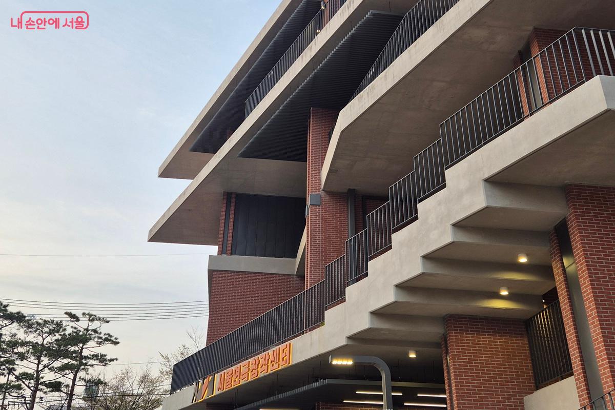 대학로의 기억을 상징하는 벽돌 벽을 모티브로 건축되었다. &copy;마가은