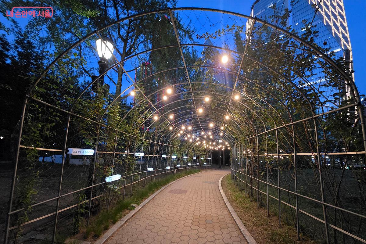 따뜻한 글귀로 마음을 다독이는 여의도공원 '감성멘트 오솔길' &copy;이정민