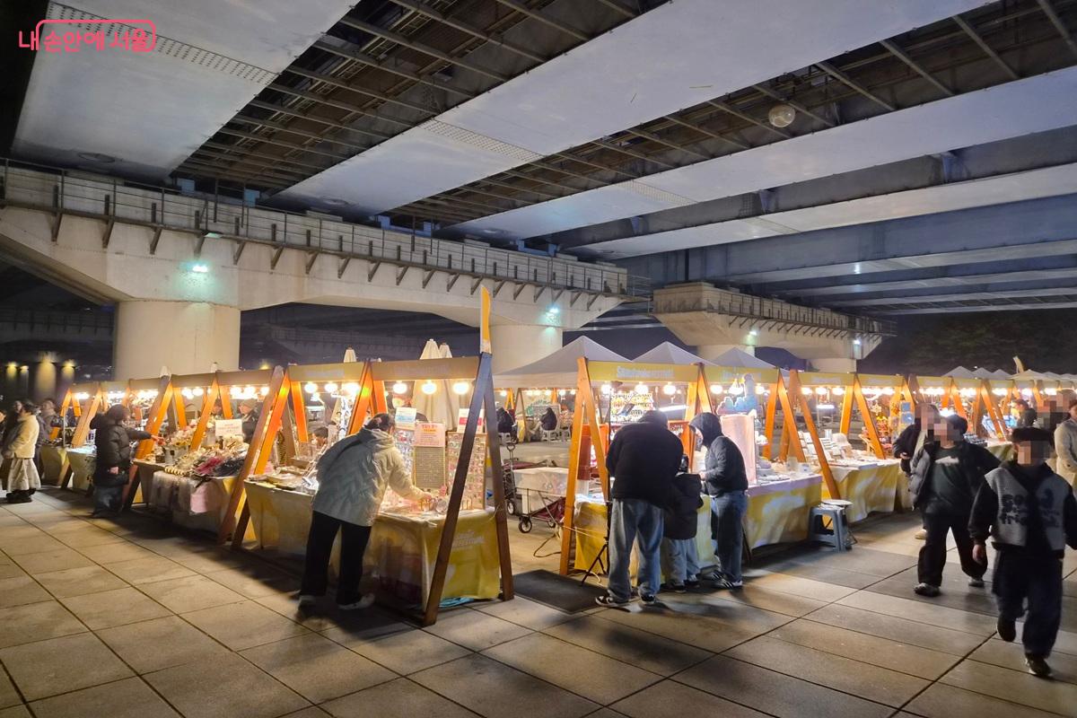 서울스프링페스티벌 현장 인근 플리마켓이 운영되고 있다. ⓒ최현우