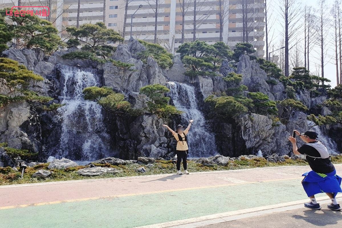 '월드컵천 경관폭포' 앞에서 기념 촬영을 하는 시민들 ©김병규